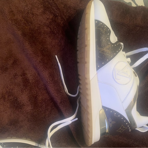 Authentic Louis Vuitton sneakers - Picture 2 of 7